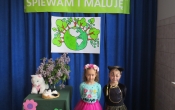 Zuzanna i Oliwia podczas konkursu muzycznego Spiewam i maluje