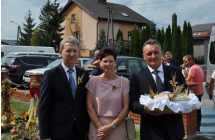 Starostowie dozynek w towarzystwie wicestarosty poiwatu tureckiego, starosta dozynek trzyma bochen chleba