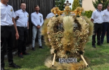 Okazaly wieniec dozynkowy solectwa Zdzenice, w tle mezczyzni z delegacji ubrani na galowo
