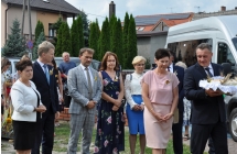 Starostowie dozunkowi, wladze Gminy Malanow oraz zaproszeni goscie czekaja na wejscie do kosciola z chlebem dozynkowym
