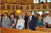 Wladze Gminy Malanow oraz zaproszeni goscie stoja w trakcie mszy w kosciele