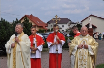 Proboszcz oraz wikary parafi Malanow  zlotych ornatach witaja delegacje wiencowe, w tle ministranci w czerwono-bialych komzach