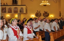 Wierni w trakcie mszy diozunkowej, na pierwszym planie kbiety w tradycyjnych strojach ludowych.