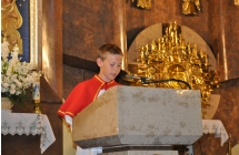 Ministrant stoi przy mowincy, czyta 