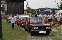 Zabytkowe auta, w tle delegacje wiencowe