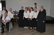Zaproszeni goscie wraz z jubilatami