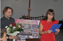Dyrektor Przygonska czyta list gratulacyjny