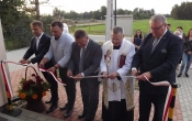 Uroczyste przecięcie wstęgi podczas otwarcia świetlicy wiejskiej w Celestynach