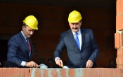 Wójt wraz z wiceministrem dokonują wmurowania akty erekcyjnego