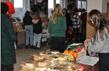 zaciekawieni mieszkancy ogladajacy wystawe kiermaszu