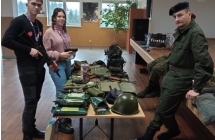 zaciekawieni uczestnicy kiermaszu podczas przegladania gadzetow militarnych