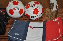 wystawione podczas kiermaszu - pilki z podpisami pilkarzy Grom Malanow, kubek WOSP, torba turystyczna