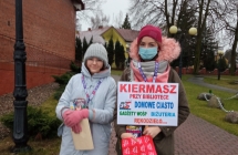 wolontariuszki przed kosciolem