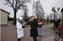 usmieczniety radny wrzucajacy datek do puszki wolontariuszki WOSP
