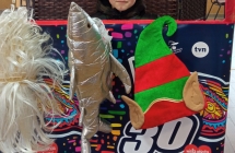 szczesliwe dziecko w przebraniu pozujace z fotobudki