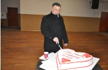 przewodniczacy Rady Gminy Malanow krojacy torta