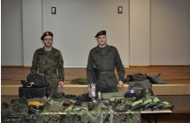 panowie pasjonujacy sie militariami z lat PRL-u
