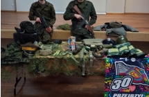 pasjonaci ze swoim przygotowanym stoiskiem militarnym z czasow PRL-u
