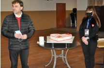 Pan Wojt i Pani Dyrektor CKiBP przy duzym sercowym torcie