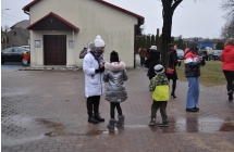 najmlodsi przedstawiciele malanowskiej spolecznosci wrzucajace datek do puszek WOSP przed Kosciolem