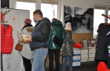 mieszkancy kupujacy ciasto i zaciekawieni kupnem materacu