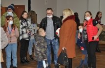 mieszkancy czekajacy z niecierpliwoscia na tor