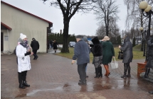 ludnosc Malanowa wspierajaca wolontariuszy swoimi datkami przed Kosciolem