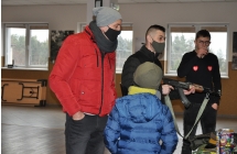 mezczyzni zaciekawieni karabinami militarnymi