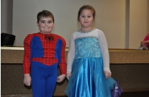 dziewczynka w przebraniu Elzy i chlopczyk  jako spiderman