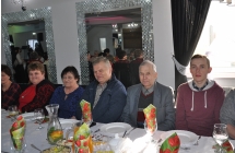 Czlonkowie stowarzyszenia siedza przy stole (1)