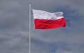 polska flaga powiewajaca na wietrze