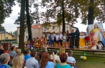 Scena, na ktorej stoi grupka dzieci