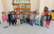 Usmiechniete maluszki z workiem zebranych odpadow.
