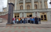 Uczniowie klas VIII przed Bazylika w Licheniu