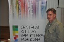 Mezczyzna na tle plakatu