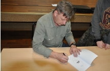 Mezczyzna piszacy autograf