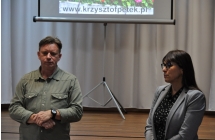 Kobieta i mezczyzna na tle sceny