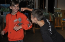 Dwoje chlopcow na sali