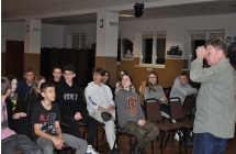 Mezczyzna i sluchajaca go mlodziez