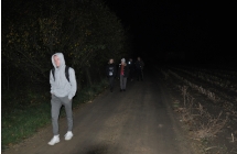 Chlopak oraz grupa za nim