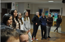 Dziewczyny i chlopacy stojacy na sali