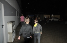 Dzieci idace do budynku