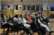 Grupa mlodziezy i kobieta