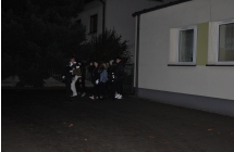Grupa mlodziezy na dworze
