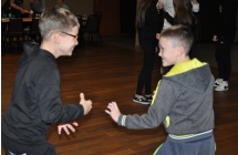 Dwoje mlodych chlopcow na tle sali