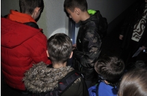 Chlopcy podczas rozwiazywania zagadki