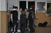 Grupa mlodziezy na sali