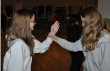 Dwie dziewczny na sali podczas cwiczen