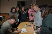 Mlodziez i mezczyzna popdisujacy ksiazke