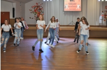 Zespol kilkunastu dziewczyn i dwoje chlopcow